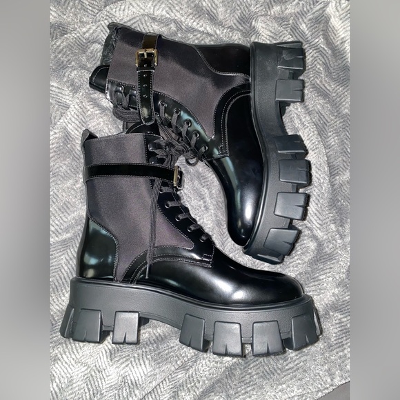 LEATHER PRADA BOOTS WITH POUCH ON THE SIDES ! - Picture 4 of 10